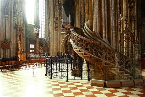  Sarcofago de San Esteban en la Catedral de Valencia: Nieśmiertelna Symbolika w Kamieniu!